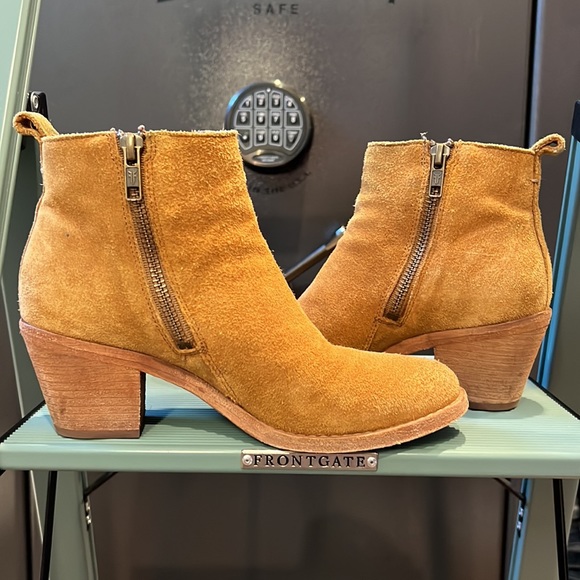 Frye suede leather ankle boots; GUC; size 5.5 - Picture 4 of 10